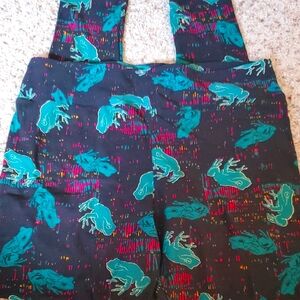 # L 004 (CH) NWOT LuLaRoe Black Leggings with Green Frogs